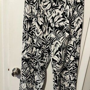 SOHO BLACK AND WHITE PULL ON LIGHT PANTS SZ PL